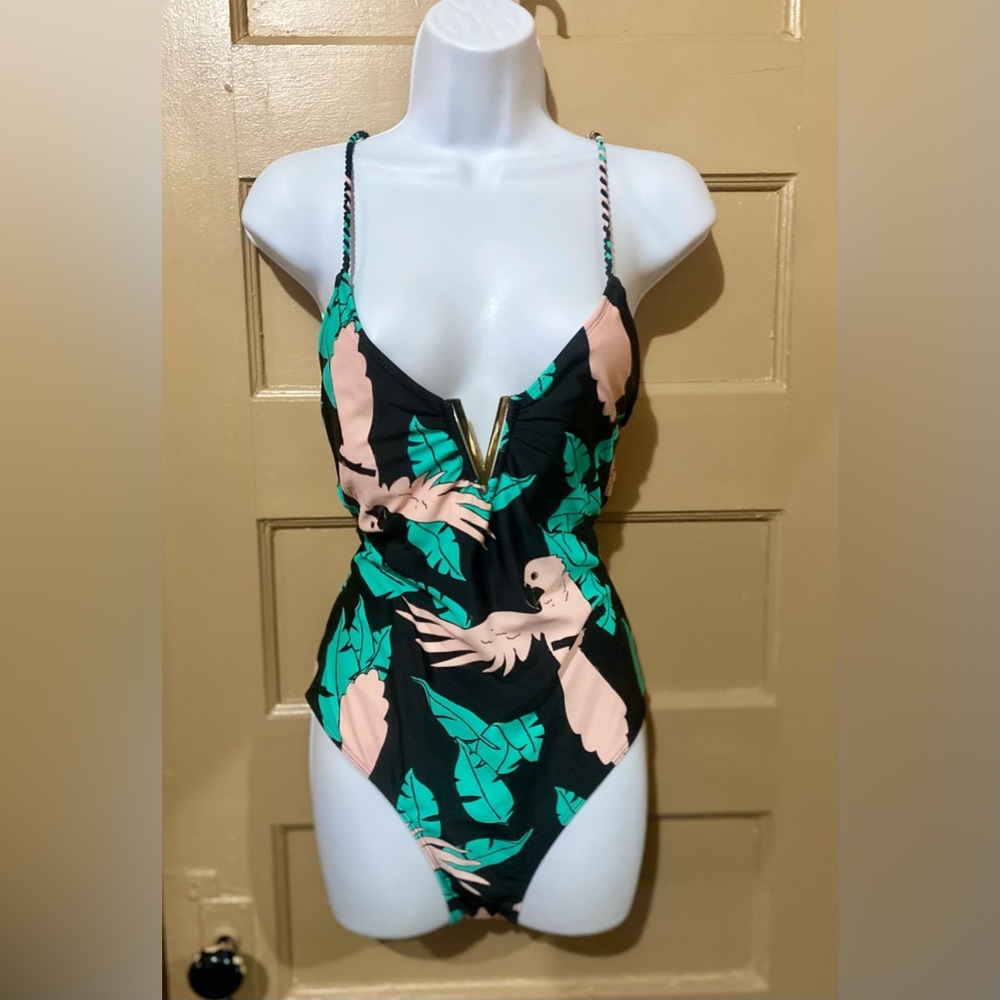 No boundaries one piece bathing suit. Size Large but fits more like a medium.